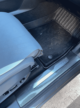 Ốp bậc chân Lynk & Co 08